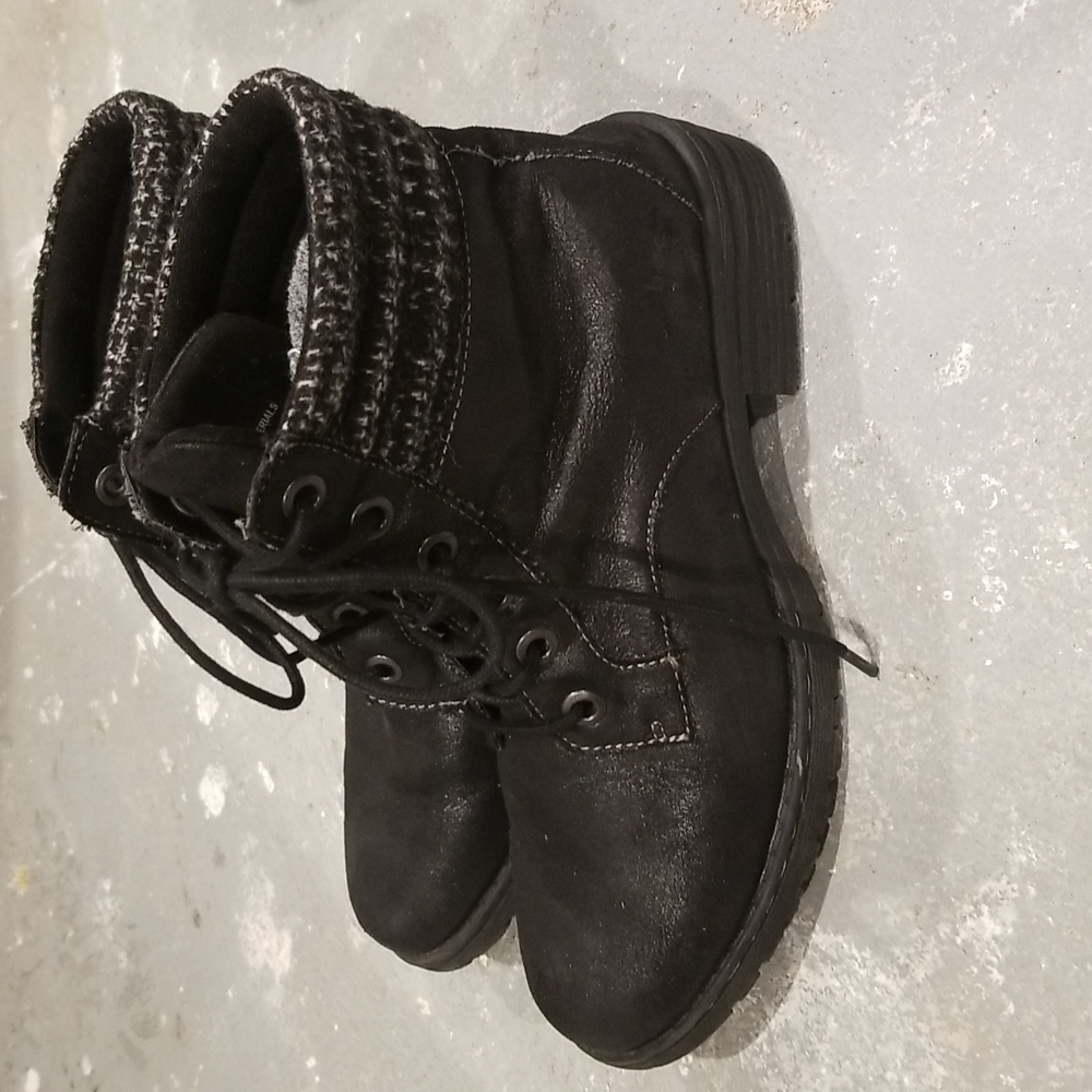 Winter boots size 9